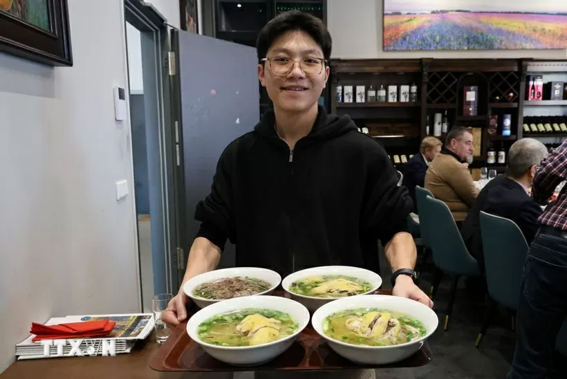 Introduserer vietnamesisk Pho til mine tyske venner. Giới thiệu Phở Việt Nam đến với bạn bè Đức