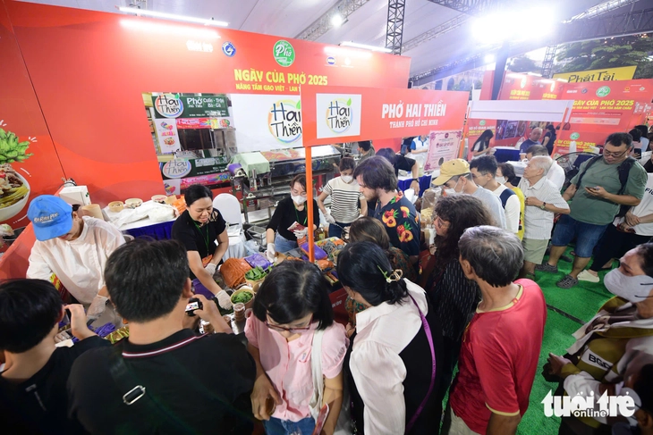 អ្នកទស្សនាចំនួន ៥០,០០០ នាក់បានប្រមូលផ្តុំគ្នានៅថ្ងៃដំបូងនៃទិវាហូបផូ ជាមួយនឹងការកើនឡើងនៃការទូទាត់ដោយមិនប្រើសាច់ប្រាក់ - រូបថតទី ៣។ phở - Ảnh 2.