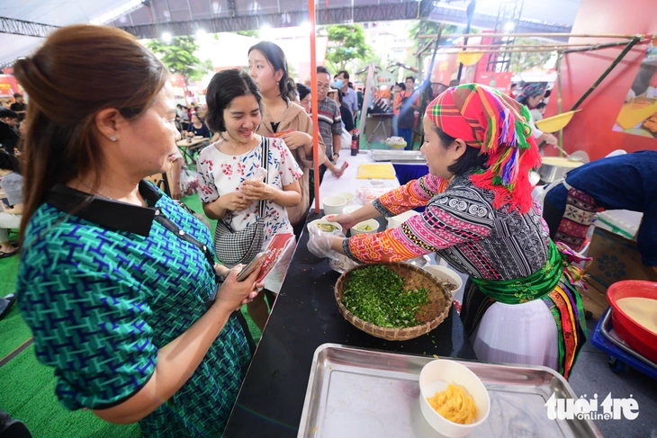 អ្នកទស្សនាចំនួន ៥០,០០០ នាក់បានប្រមូលផ្តុំគ្នានៅថ្ងៃដំបូងនៃទិវាហូបផូ ជាមួយនឹងការកើនឡើងនៃការទូទាត់ដោយមិនប្រើសាច់ប្រាក់ - រូបថតទី ៤។ phở - Ảnh 3.