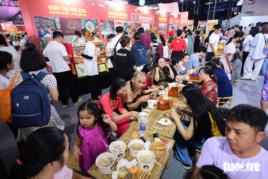 A noite do Dia do Pho estava agitada, com algumas barracas servindo mais de mil tigelas sem parar - Foto 2. ngày của phở - Ảnh 2.