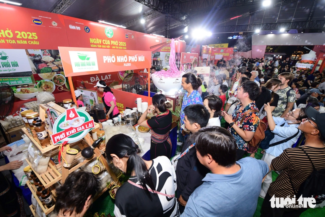 A noite do Dia do Pho estava agitada, com algumas barracas servindo mais de mil tigelas sem parar - Foto 5. Buổi tối nhộn nhịp tại Ngày của Phở, người dân xếp hàng chờ đến lượt, có tiệm phục vụ cả ngàn tô - Ảnh 5.