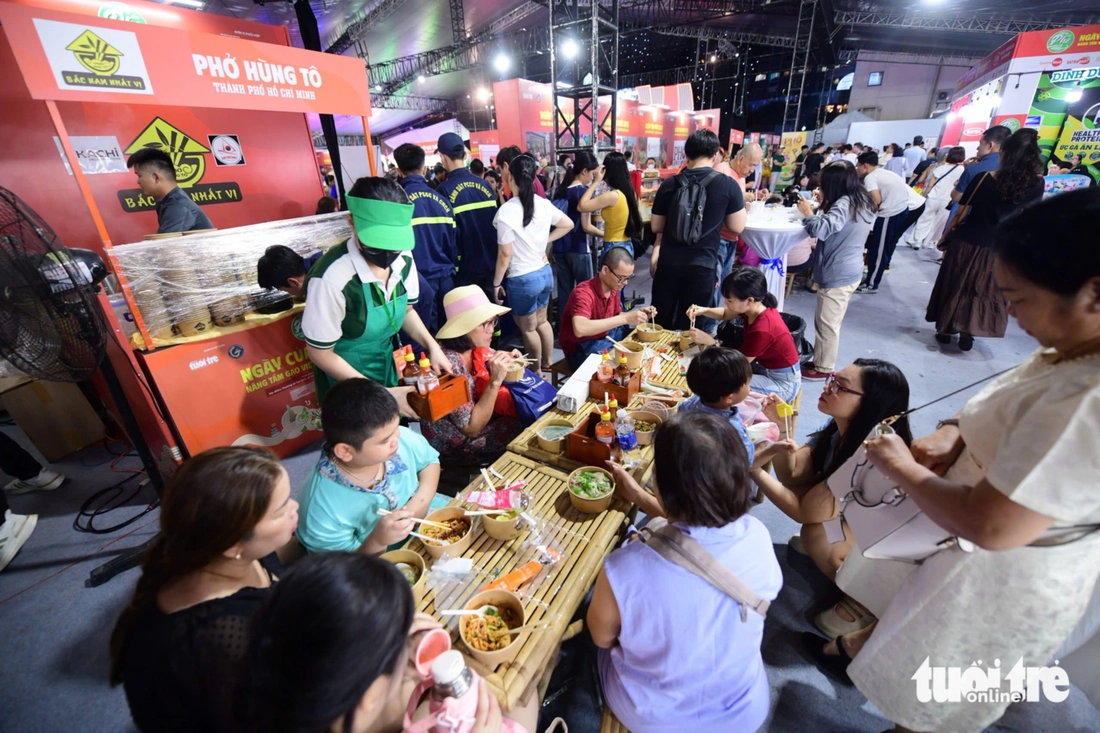 A noite do Dia do Pho estava agitada, com algumas barracas servindo mais de mil tigelas sem parar - Foto 6. ngày của phở - Ảnh 6.