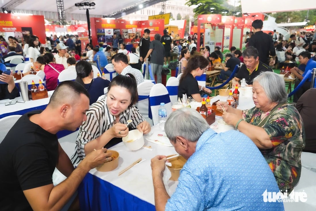 טחינת תירס להכנת אטריות פו ביום הפו, כל כך כיף, חברים! - תמונה 7. Ngày của Phở - Ảnh 7.