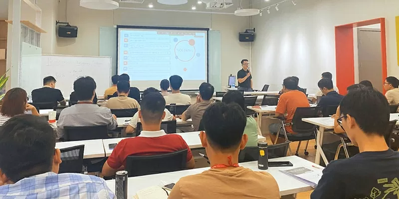 Luvina Software always prioritizes internal training, ensuring a high-quality workforce. Luvina Software luôn chú trọng đào tạo nội bộ, đảm bảo nguồn lực chất lượng cao.