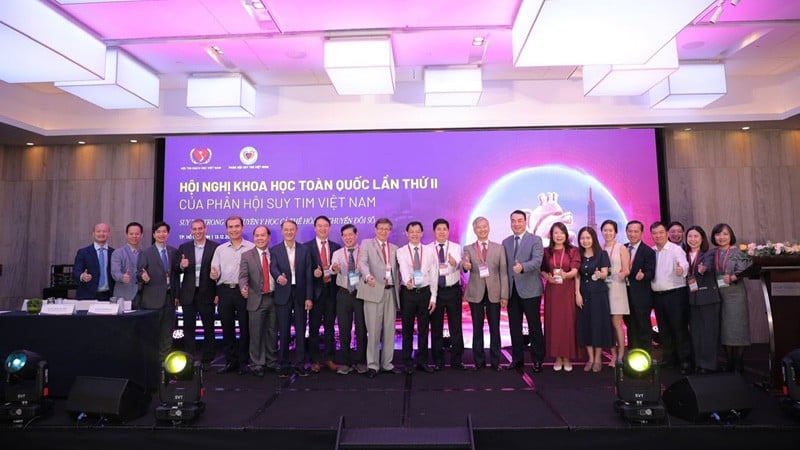 Delegáti pózují pro pamětní fotografii na 2. národní konferenci o srdečním selhání.