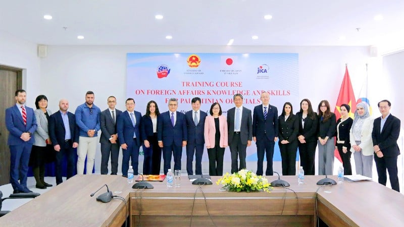 Slavnostního zahájení kurzu se zúčastnili palestinský velvyslanec ve Vietnamu Saadi Salama, japonský velvyslanec ve Vietnamu Ito Naoki, ředitel Diplomatické akademie Nguyen Hung Son, ředitel oddělení pro Blízký východ a Afriku Nguyen Phuong Tra, hlavní zástupce kanceláře JICA ve Vietnamu Kobayashi Yosuke a palestinští představitelé účastnící se kurzu. (Foto: JICA)