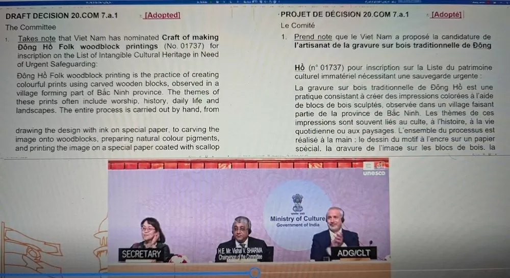 डोंग हो लोक चित्रकला बनाने की कला को यूनेस्को द्वारा एक अमूर्त सांस्कृतिक विरासत के रूप में मान्यता दी गई है, जिसे तत्काल संरक्षण की आवश्यकता है। Nghề làm tranh dân gian Đông Hồ trở thành di sản văn hóa phi vật thể cần bảo vệ khẩn cấp của UNESCO