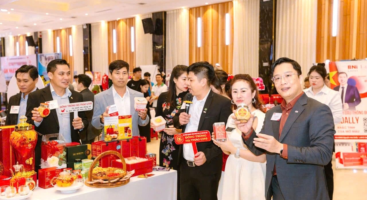 La cooperativa agricola microbiologica e ad alta tecnologia di Da Lat partecipa alla promozione commerciale, mettendo in contatto e commercializzando prodotti a base di cordyceps non refrigerati con clienti in Vietnam.
