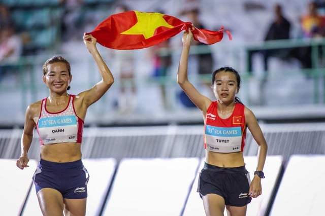 La destacada actuación de Nguyen Thi Oanh y Le Thi Tuyet en los SEA Games: ¡Pequeña pero grandiosa! - Foto 4. Kỳ SEA Games tuyệt đỉnh của Nguyễn Thị Oanh và Lê Thị Tuyết: Bé nhỏ mà vĩ đại! - Ảnh 4.
