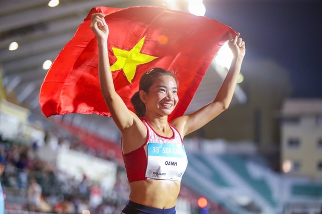 La destacada actuación de Nguyen Thi Oanh y Le Thi Tuyet en los SEA Games: ¡Pequeña pero grandiosa! - Foto 6. Kỳ SEA Games tuyệt đỉnh của Nguyễn Thị Oanh và Lê Thị Tuyết: Bé nhỏ mà vĩ đại! - Ảnh 7.