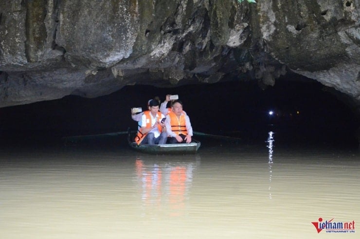 Buddha Mağarası'nın girişi Ben Dang Nehri üzerinde yer almaktadır.