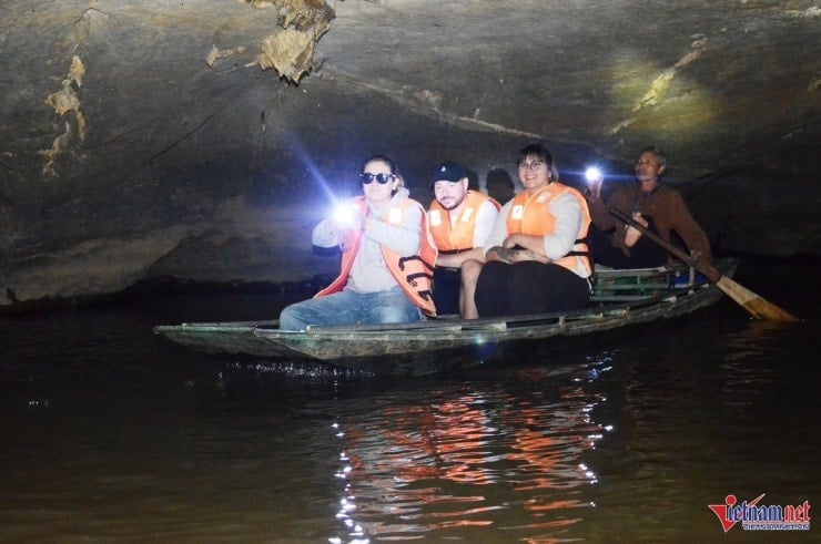 Hem uluslararası hem de yerli birçok turist, But Mağarası'nı keşfetmek için Thung Nham'a geliyor.