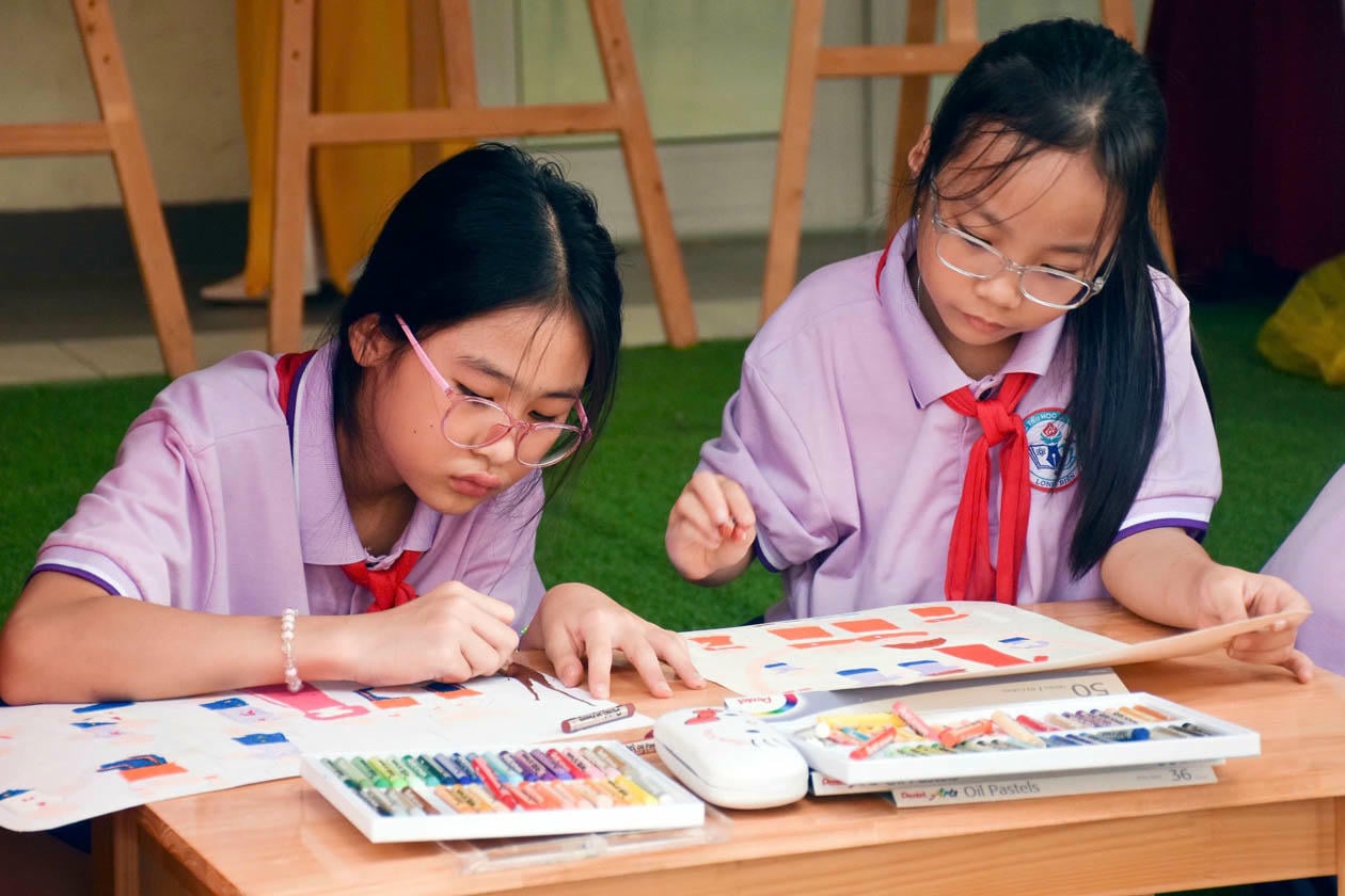 Skolor i Vietnam behöver proaktivt implementera lämpliga strategier för att främja jämställdhetsutbildning, inte bara i klassrummet utan även i den digitala miljön. (Illustrativ bild - Källa: Hanois utbildningsdepartement)