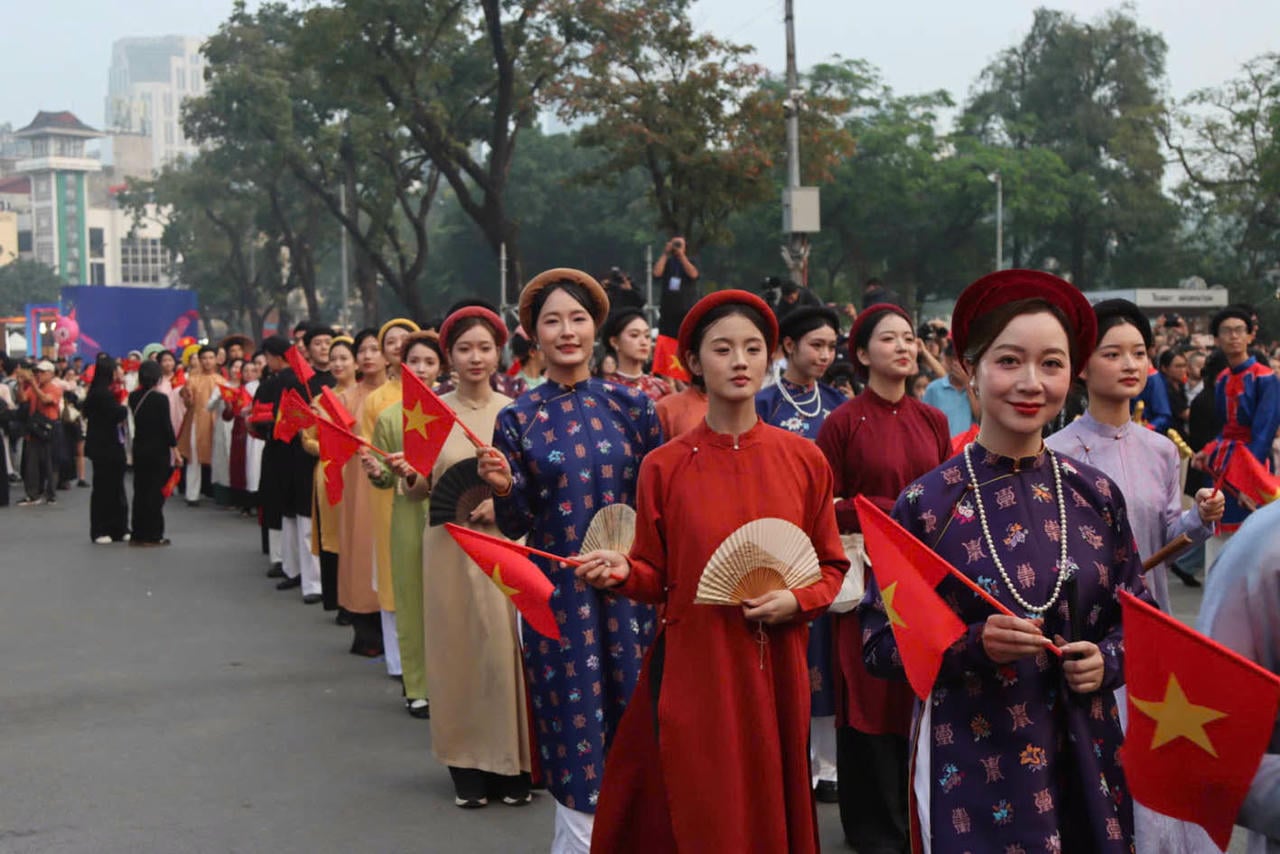 ຂະບວນແຫ່ຊຸດພື້ນເມືອງຫວຽດນາມ ທີ່ມີຫົວຂໍ້ວ່າ