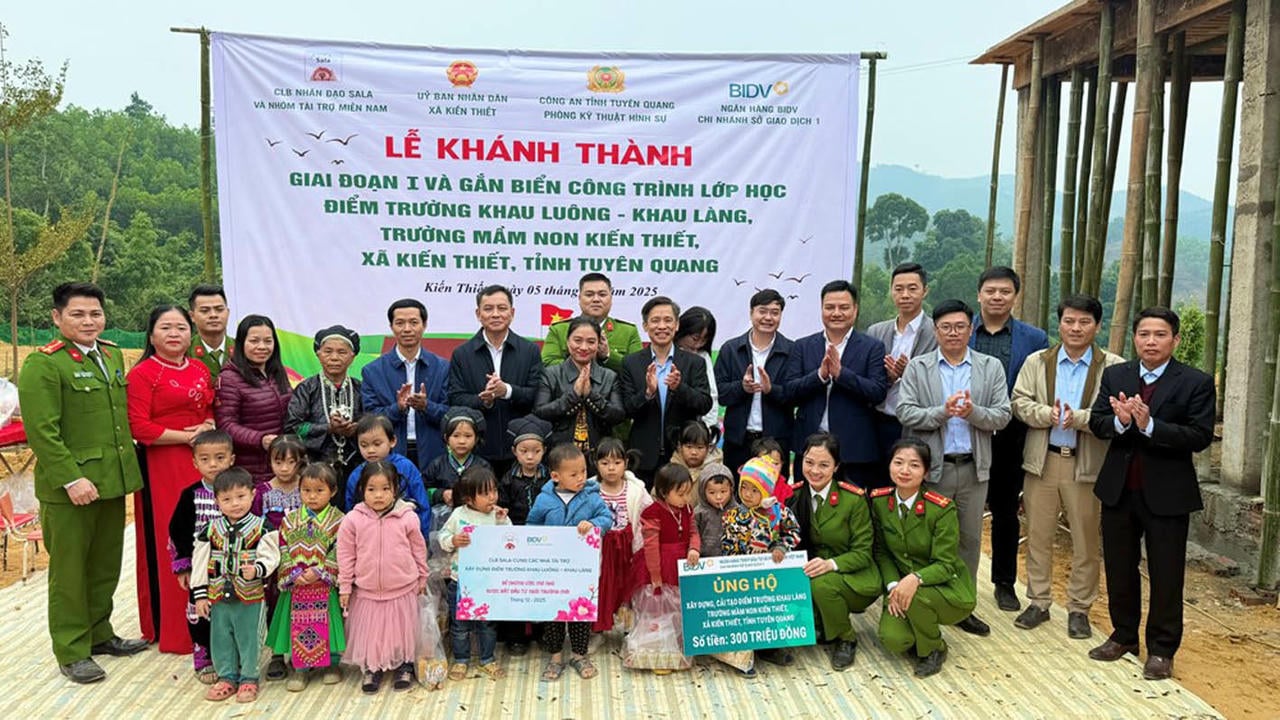 ສະໂມສອນມະນຸດສະທຳ Sala, ຕຳຫຼວດແຂວງ Tuyen Quang, ອຳນາດການປົກຄອງແຂວງ Kien Thiet, ແລະ ຜູ້ສະໜັບສະໜູນໄດ້ເຂົ້າຮ່ວມພິທີເປີດໂຄງການໂຮງຮຽນສາຂາ Khau Luong - Khau Lang ໄລຍະທີ 1, ໂຮງຮຽນອະນຸບານ Kien Thiet, ແຂວງ Tuyen Quang. (ຮູບພາບ: Y. Khuong)