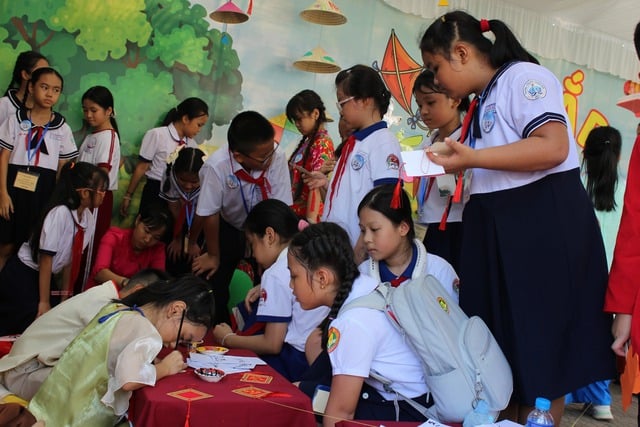 Song ngữ không phải là 'tây hóa', giỏi tiếng Anh không có nghĩa 'quên' tiếng Việt - Ảnh 2.