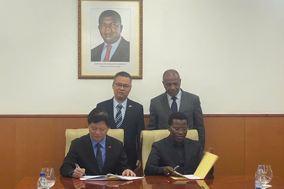 Angolas jordbruks- och skogsbruksminister, Isaac Francisco Maria dos Anjos, och Vietnams ambassadör i Angola, Duong Chinh Chuc, bevittnade undertecknandet av samförståndsavtalet som beskriver samarbetet. Foto: ICD. Bộ trưởng Bộ Nông nghiệp và Lâm nghiệp Angola Isaac Francisco Maria dos Anjos và Đại sứ Việt Nam tại Angola Dương Chính Chức chứng kiến lễ ký biên bản thống nhất nội dung hợp tác. Ảnh: ICD.