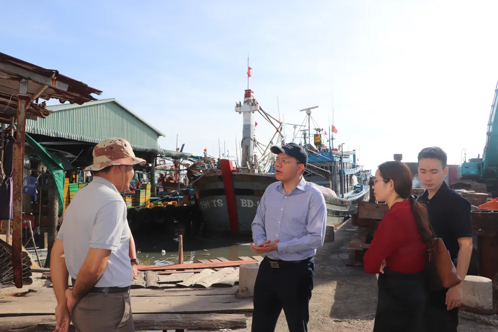 Hoang Nguyen Dinh, vicevoorzitter van het Volkscomité van Ho Chi Minh-stad, inspecteert vissersboten die aanmeren in de vissershaven van Incomap, in het district Vung Tau.