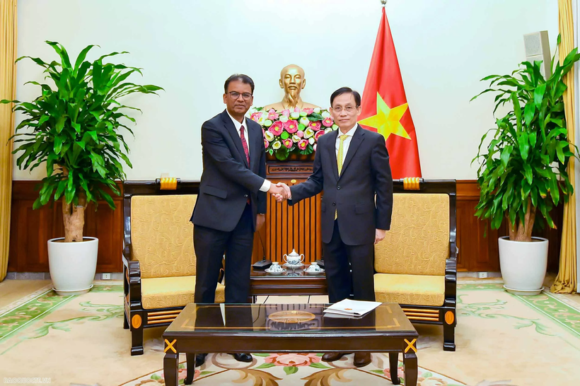Ministr zahraničí Le Hoai Trung přijal velvyslance Dhan Bahadur Oli, nerezidentního velvyslance Nepálu ve Vietnamu.