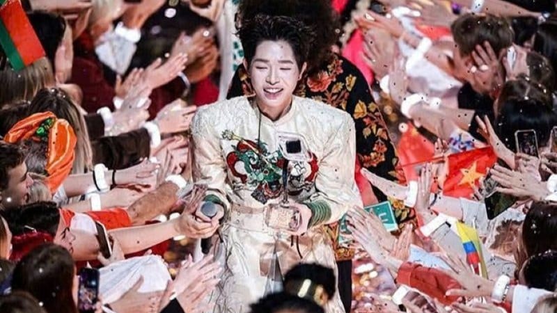 លោក ឌឹក ភុក មានអារម្មណ៍សប្បាយរីករាយក្នុងអំឡុងពេលប្រកួតប្រជែង Intervision 2025 ដែលប្រារព្ធឡើងនៅប្រទេសរុស្ស៊ី។ (រូបថតផ្តល់ដោយប្រធានបទ)