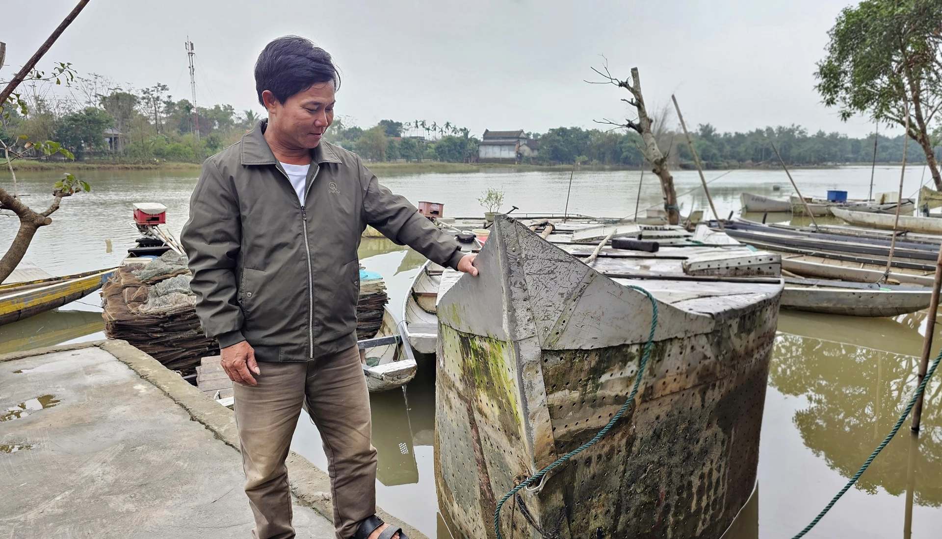 Herr Pham Van Thien bredvid sin båtformade ålbur - Foto: L.A.