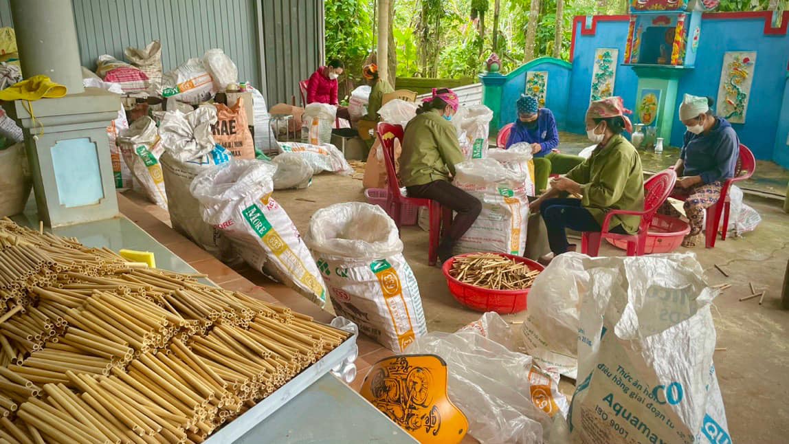 Les images de l'époque où elle fabriquait des pailles en bambou sont désormais de beaux souvenirs de ses débuts d'entrepreneuriat. - Photo : M.N