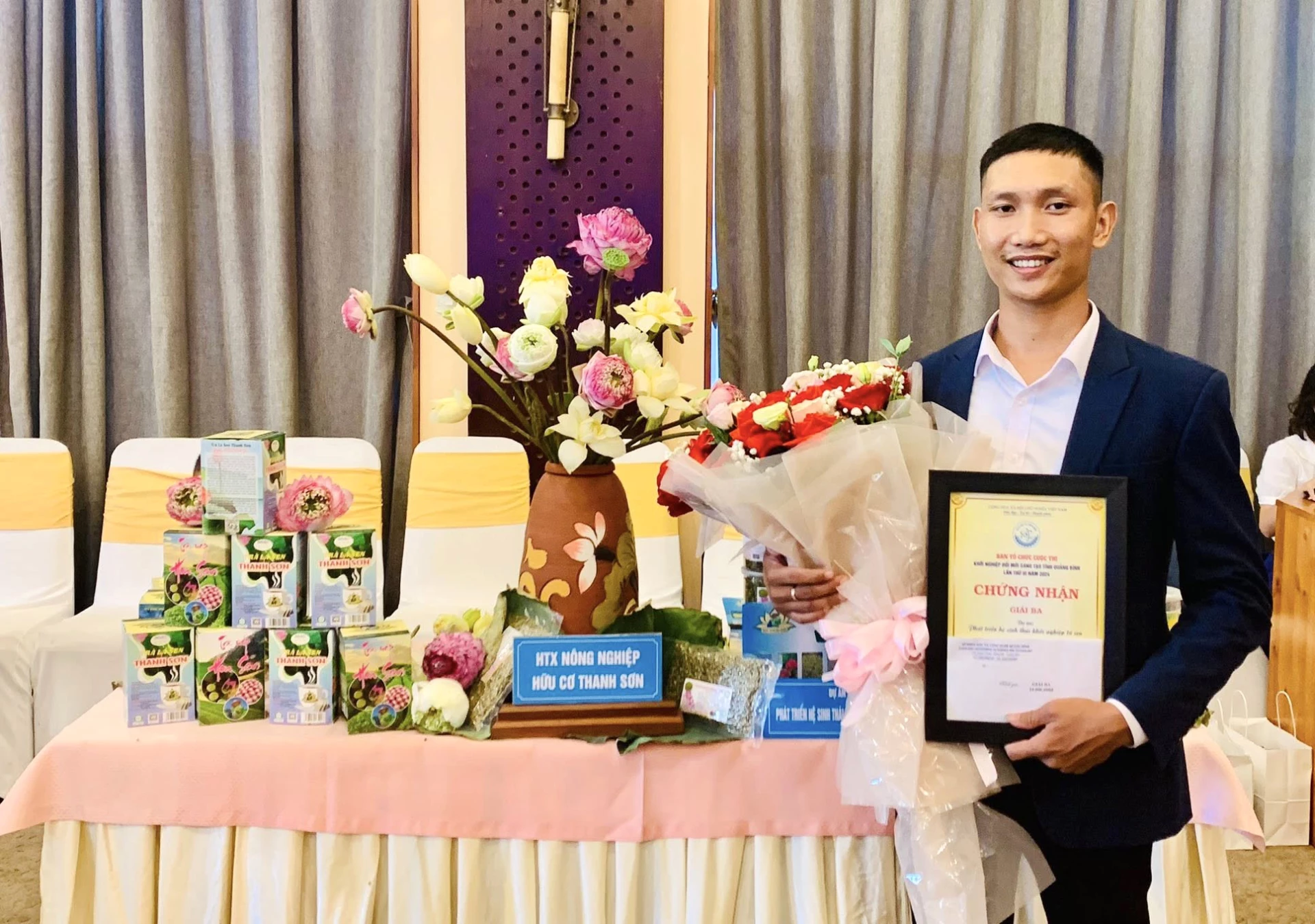 Phan Thanh Son et les produits de la coopérative agricole biologique de Thanh Son lors du concours de start-up - Photo : M.N