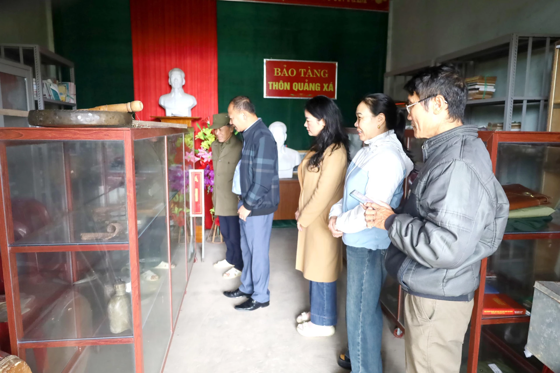 কোয়াং জা ভিলেজ মিউজিয়ামে অনেক মূল্যবান নিদর্শন প্রদর্শিত হচ্ছে - ছবি: ভি.এম.