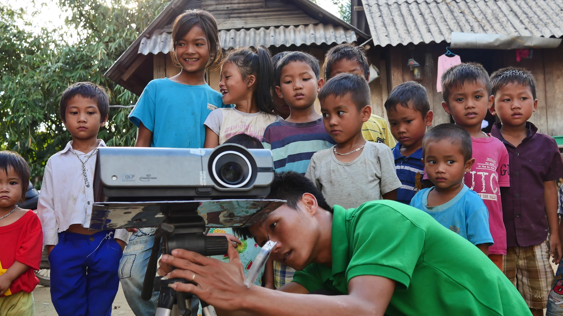 ফিল্ম স্ক্রিনিং টিম নং ১ এর প্রতিটি চলচ্চিত্র প্রদর্শনের আগে প্রস্তুতি - ছবি: পি.টি.এল.