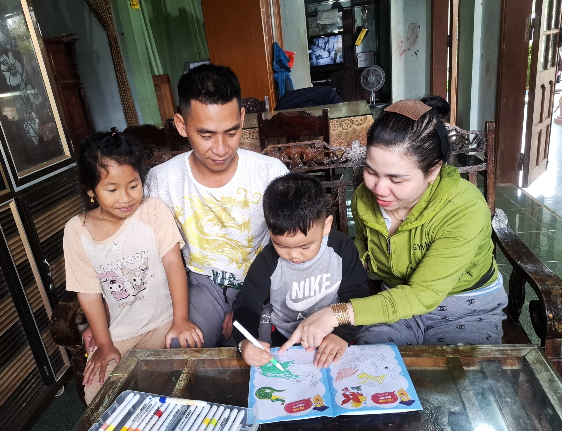 Den lyckliga lilla familjen tillhörande Mr. Vo Hai Thanh - Foto: S.H