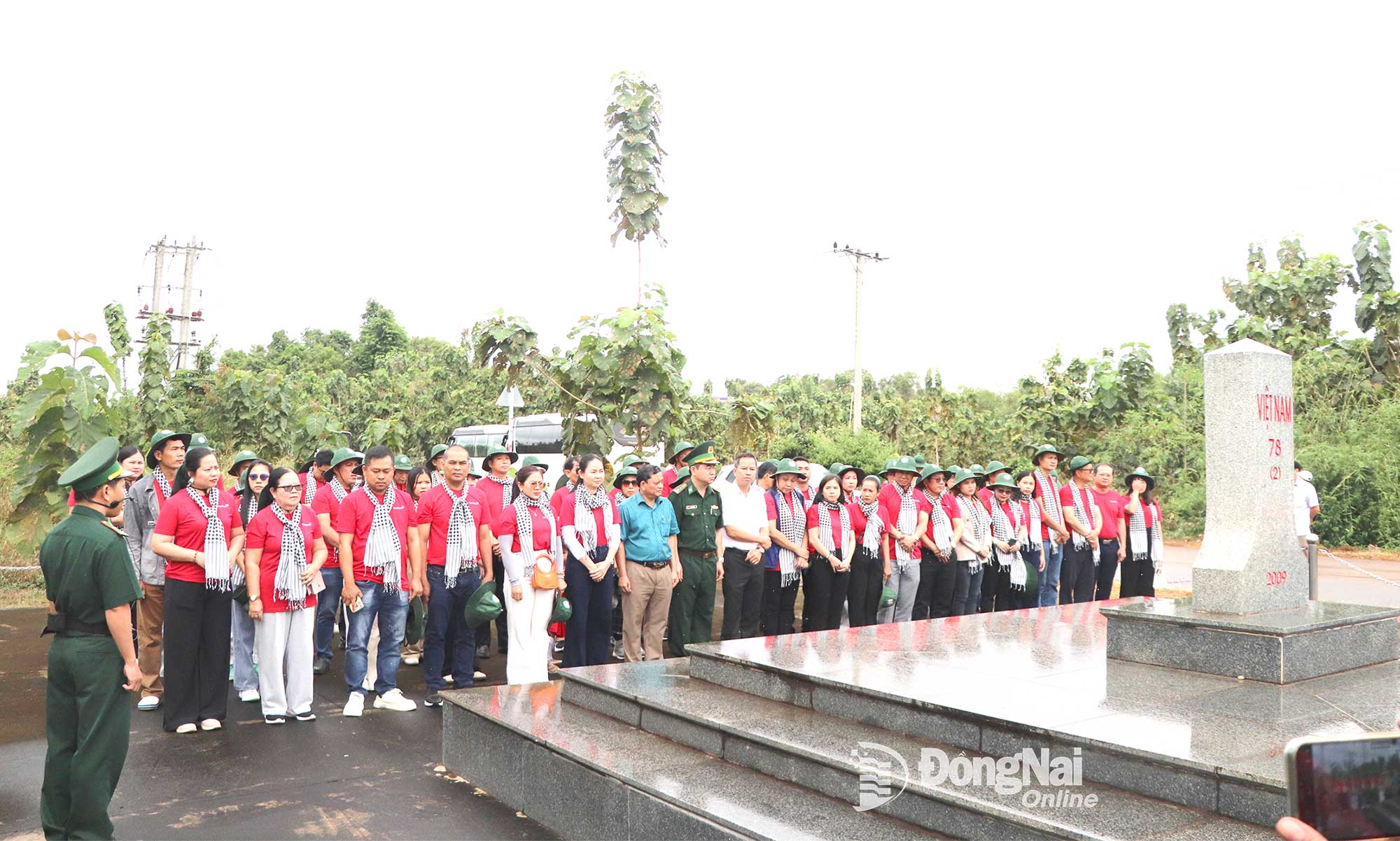 Туристи слухають розповідь про прикордонний знак, що належить прикордонному посту Лок Тхінь, комуна Лок Тхань. Фото: Нгок Ліен