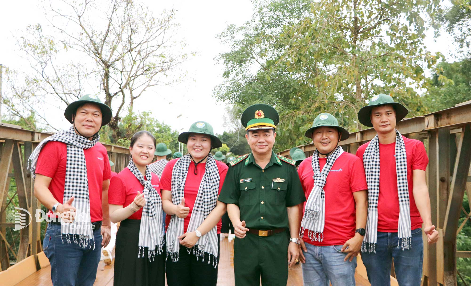Туристи фотографуються на пам'ять із прикордонниками на кордоні між В'єтнамом та Камбоджею.