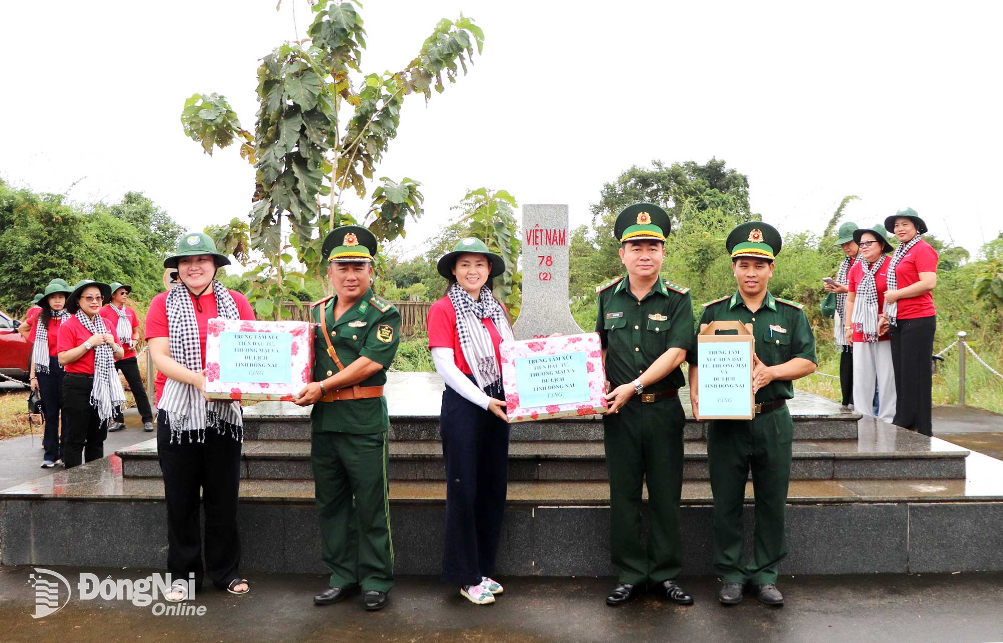 Керівники Провінційного центру сприяння інвестиціям, торгівлі та туризму вручають пам'ятний подарунок прикордонній станції Лок Тхінь на прикордонному маркері 78. Фото: Нгок Ліен