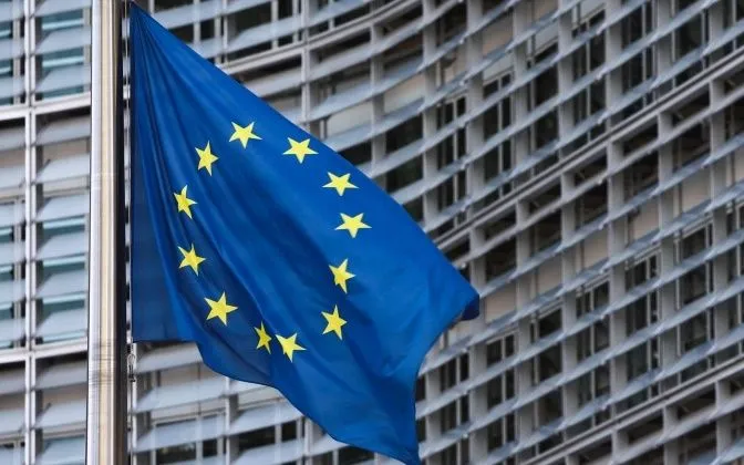 A bandeira da UE em frente à sede da Comissão Europeia em Bruxelas, Bélgica, em 2022. Foto: AFP Cờ EU trước trụ sở Ủy ban châu Âu ở Brussels, Bỉ năm 2022. Ảnh: AFP