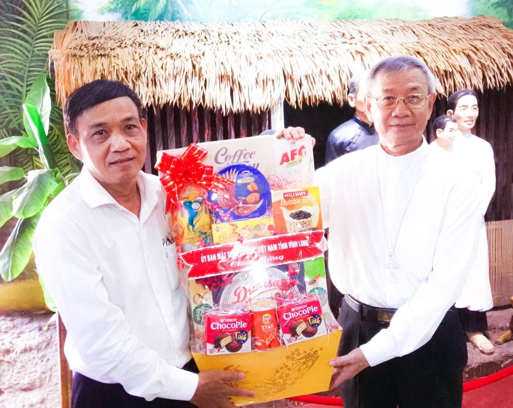 Thăm, chúc mừng Giáng sinh tại Họ đạo Công giáo La Mã, xã Hưng Nhượng