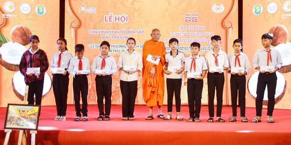 ນັກຮຽນໄດ້ຮັບທຶນການສຶກສາໃນພິທີດັ່ງກ່າວ.