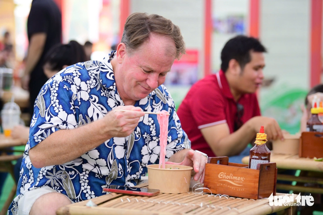 Turistas do mundo inteiro acorrem ao Dia do Pho: Confio em cada tigela de pho vietnamita - Foto 1. phở - Ảnh 1.