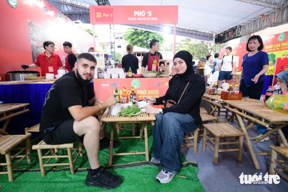 Turistas do mundo inteiro acorrem ao Pho Day: Confio em cada tigela de pho vietnamita - Foto 2. Du khách quốc tế đổ về Ngày của Phở: 'Tôi tin tưởng mọi tô phở Việt' - Ảnh 3.