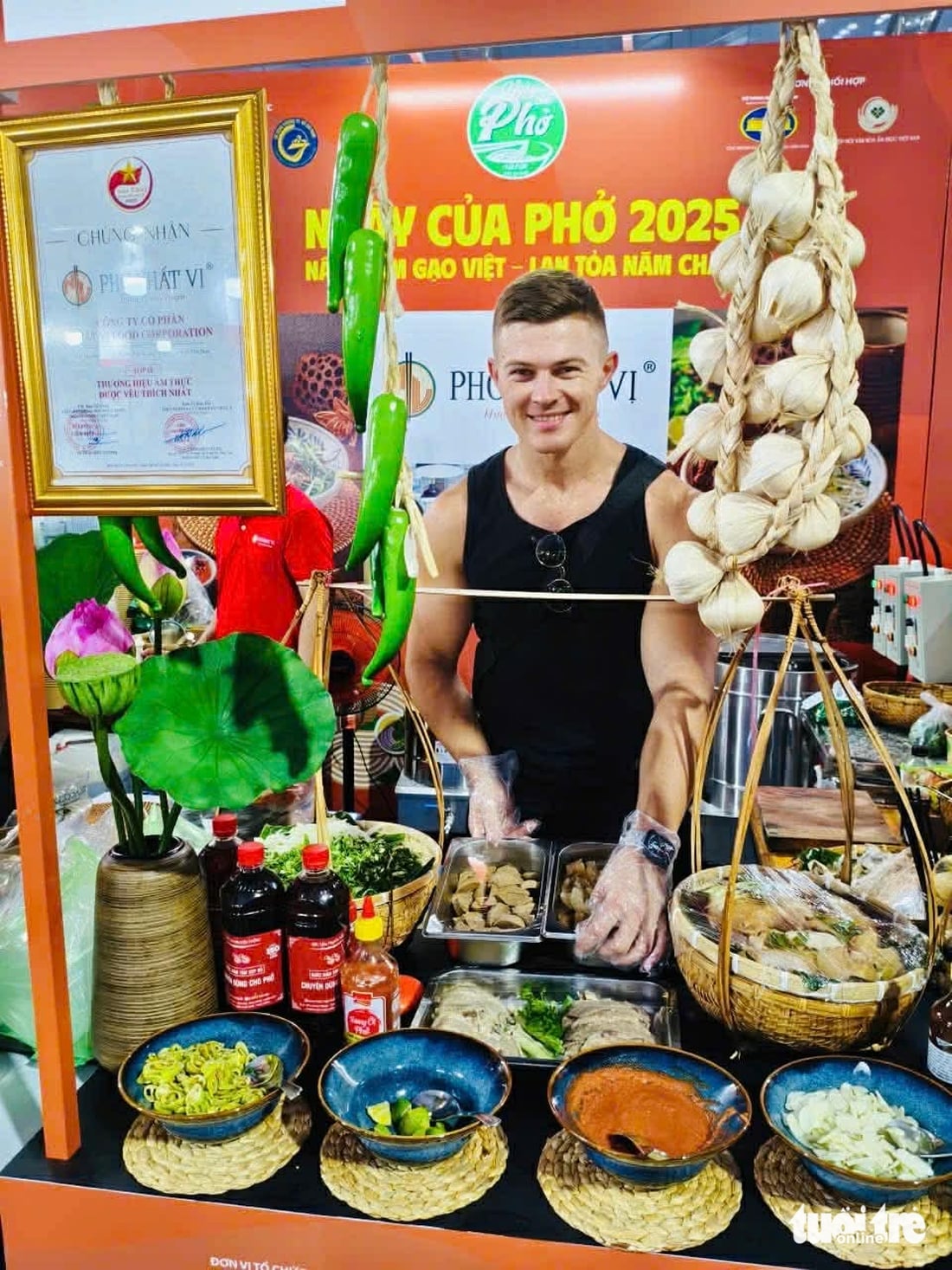 Turistas do mundo inteiro acorrem ao Dia do Pho: Confio em cada tigela de pho vietnamita - Foto 4. Du khách quốc tế đổ về Ngày của Phở: 'Tôi tin tưởng mọi tô phở Việt' - Ảnh 8.