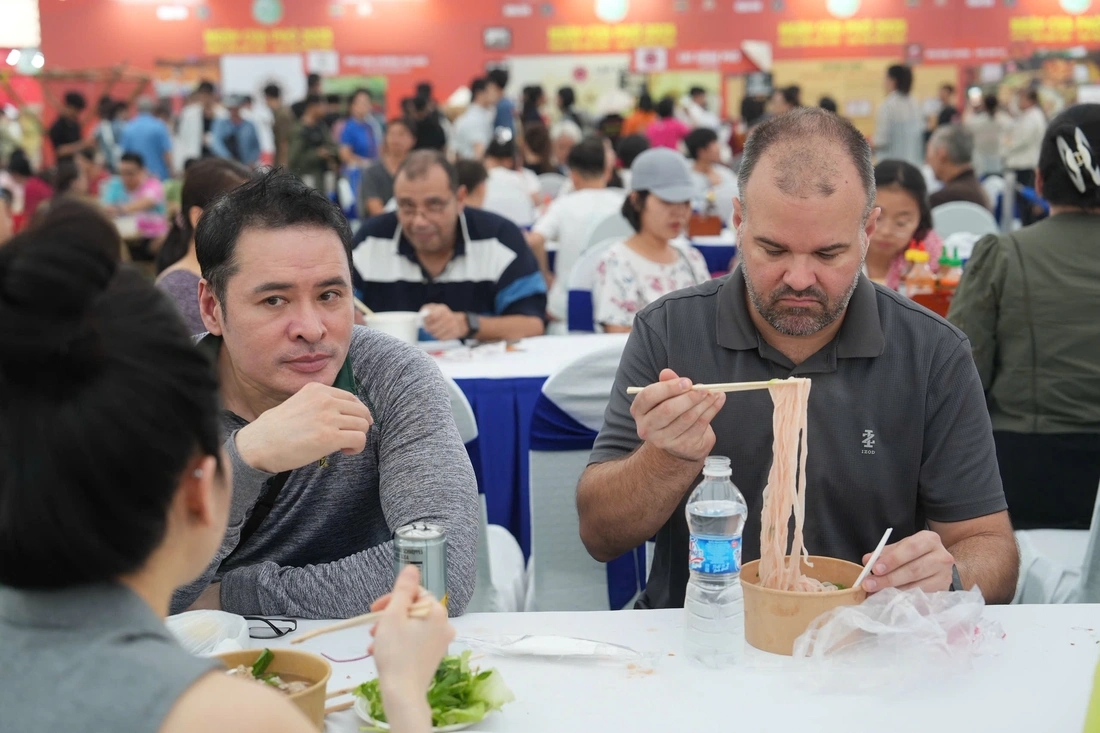 Du khách quốc tế đổ về Ngày của Phở: 'Tôi tin tưởng mọi tô phở Việt' - Ảnh 10.