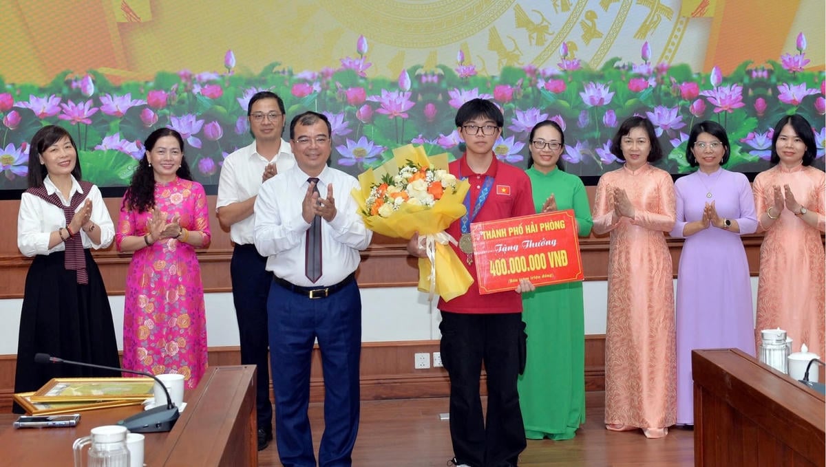 بین الاقوامی بیالوجی اولمپیاڈ (IBO) 2025 میں چاندی کے تمغے جیتنے والے طلباء کو ہائی فونگ سٹی کے قائدین ایوارڈز دے رہے ہیں۔ تصویر: تعاون کنندہ۔