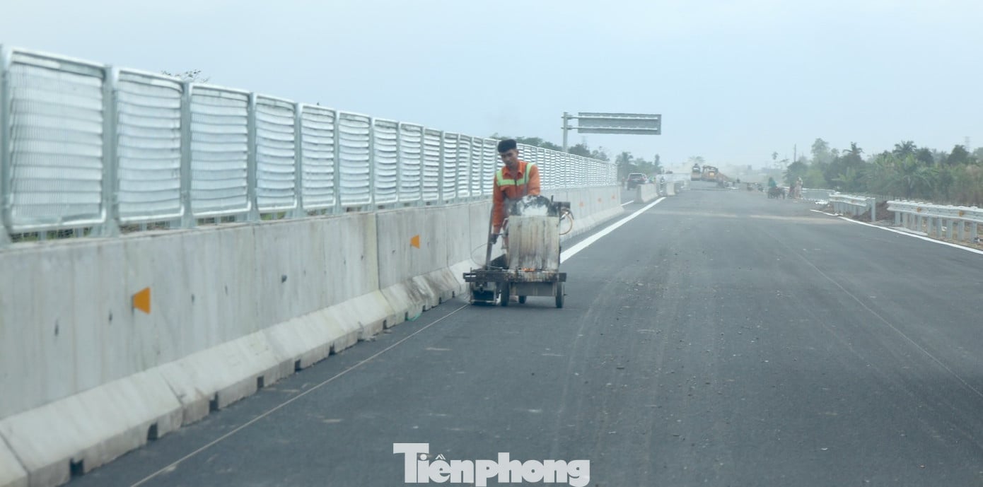 ផ្នែកមួយនៃផ្លូវល្បឿនលឿន កាន់ថូ - កាម៉ៅ លាតសន្ធឹងកាត់វាលស្រែនៃតំបន់ដីសណ្ដទន្លេមេគង្គ។