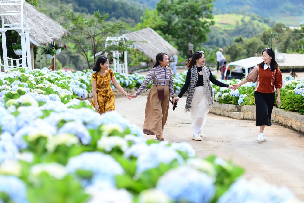 Today's weather (December 14th): Northern Vietnam will experience temperatures below 5°C in some areas, heavy rain in Central Vietnam, and sunny weather in Southern Vietnam.