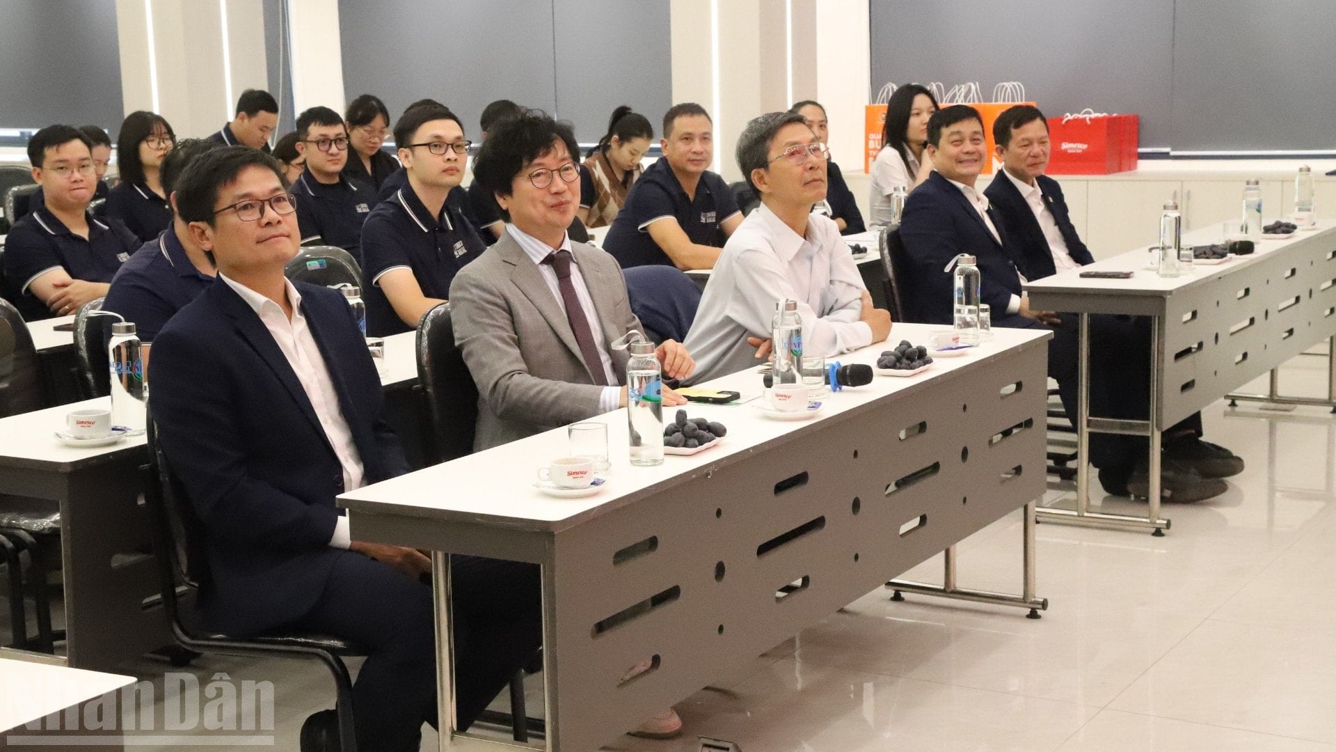 Para delegasi yang menghadiri sesi pertukaran. ndo_bl_img-9091-2412.jpg