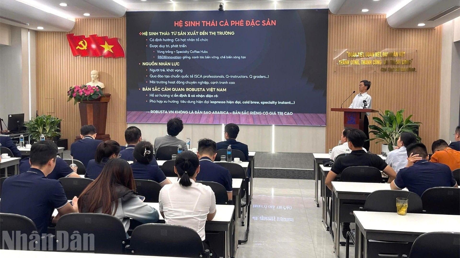 Bapak Trinh Duc Minh, Ketua Asosiasi Kopi Buon Ma Thuot, memperkenalkan ekosistem kopi spesial di Vietnam. ndo_bl_img-7735-6450.jpg