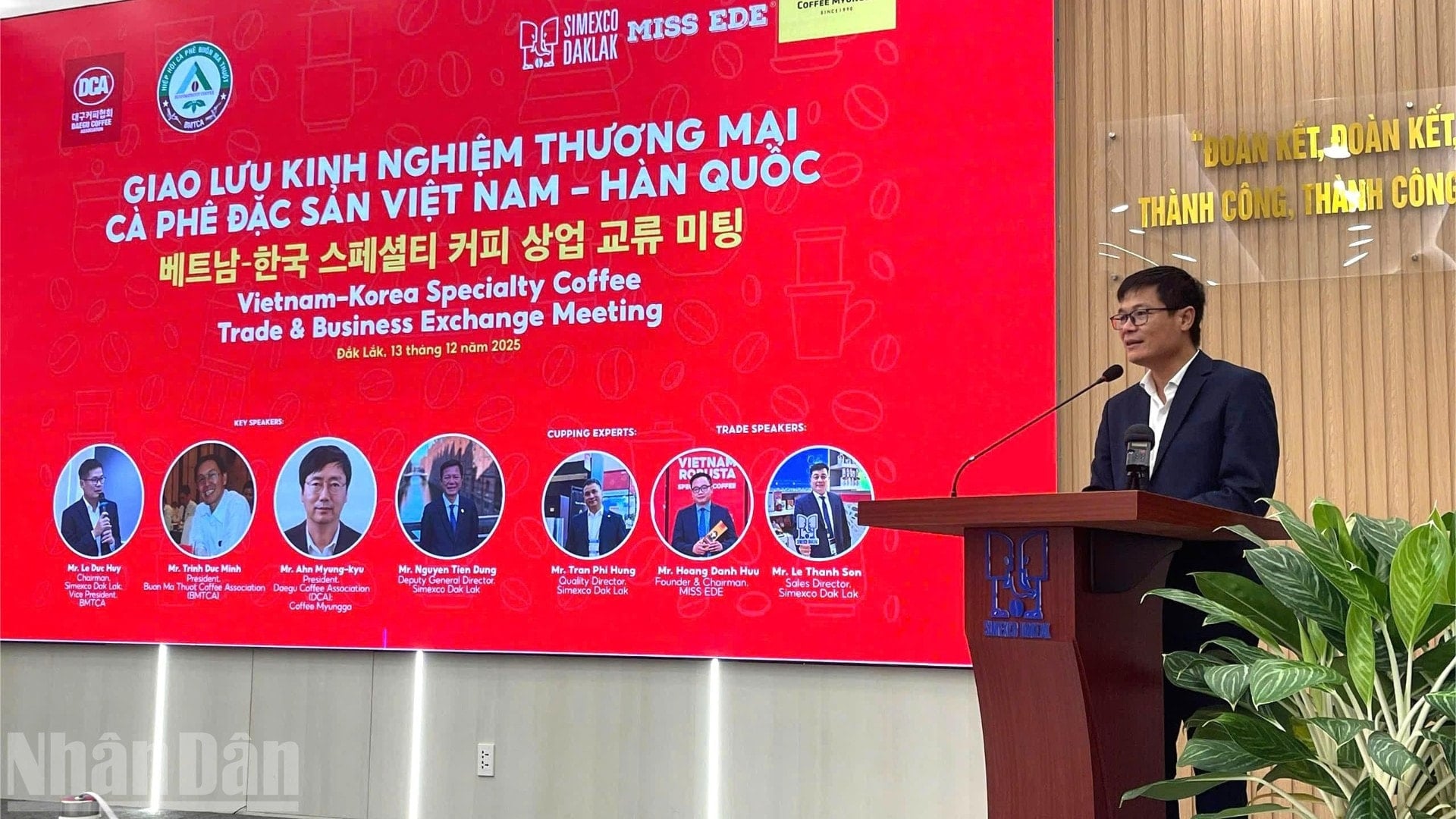 Pada acara pertukaran tersebut, Bapak Le Duc Huy, Ketua Dewan Direksi Simexco Dak Lak, berbagi tentang proses membangun merek kopi spesial Robusta Vietnam dan mengekspor kopi oleh Simexco Dak Lak. ndo_bl_img-7730-6850.jpg