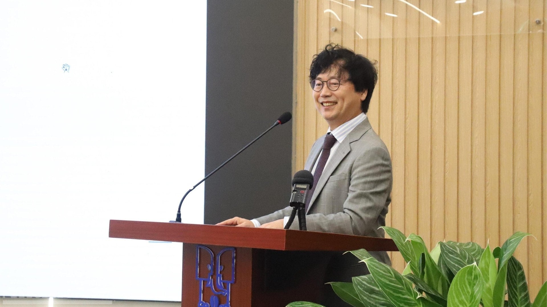 Bapak Ahn Myung-kyu, Presiden Coffee Myungga dan Presiden Asosiasi Kopi Daegu, sangat senang mendengar cerita tentang kopi spesial Robusta Vietnam. ndo_bl_img-9110-2605.jpg