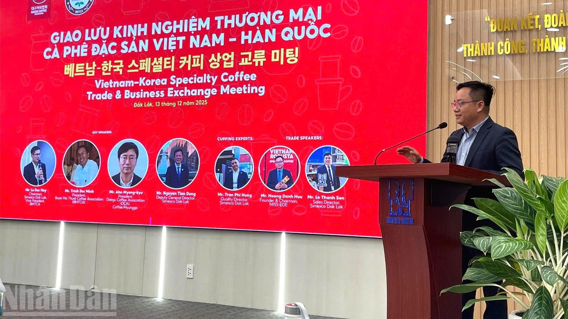 Bapak Hoang Danh Huu, pendiri merek Miss Ede, mengungkapkan kegembiraannya karena mereknya adalah yang pertama di provinsi Dak Lak yang menandatangani perjanjian kerja sama strategis dengan merek kopi spesial Korea yang sudah lama berdiri - Coffee Myungga. ndo_bl_img-7729-7122.jpg