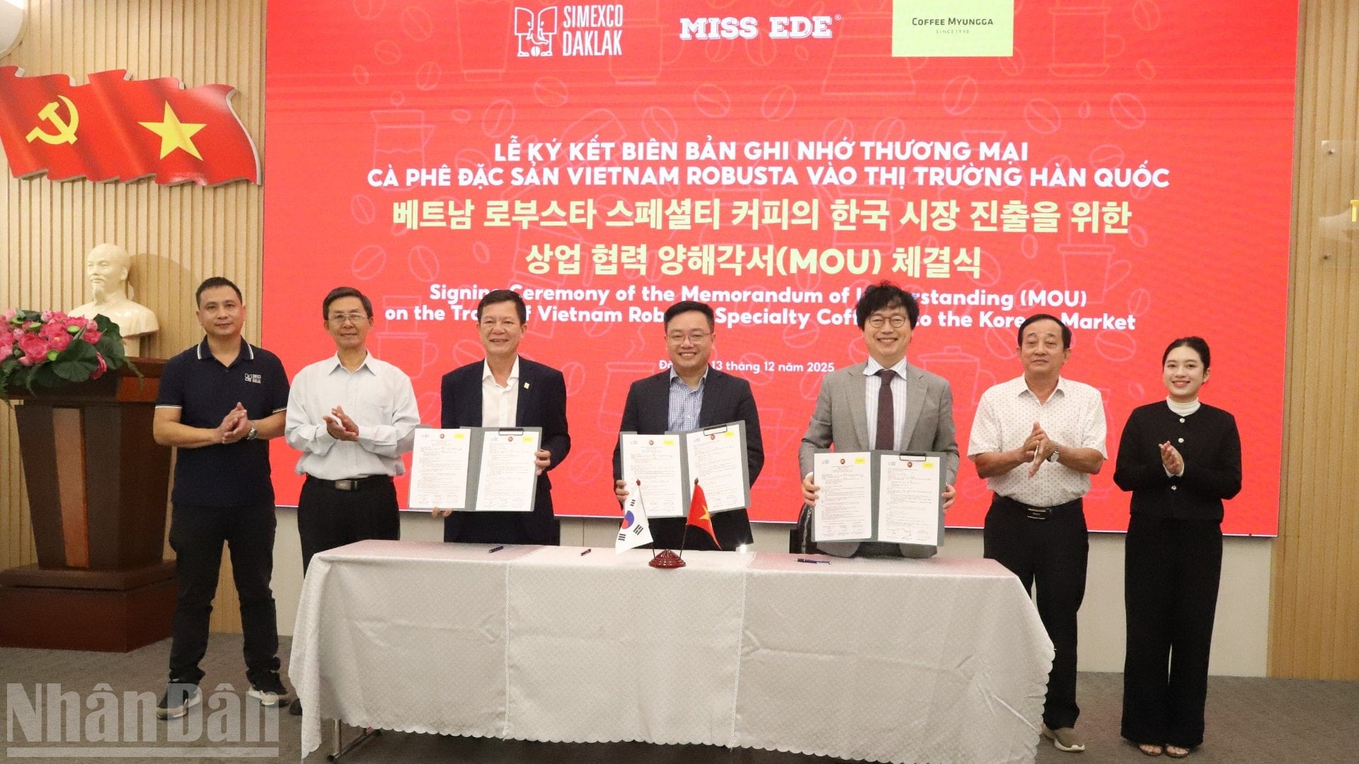 Bapak Ahn Myung-kyu, Ketua Coffee Myungga (Korea), dan perwakilan dari Simexco Dak Lak dan merek Miss Ede menandatangani nota kesepahaman untuk perdagangan kopi spesial Robusta Vietnam di pasar Korea. ndo_bl_img-9265-7743.jpg