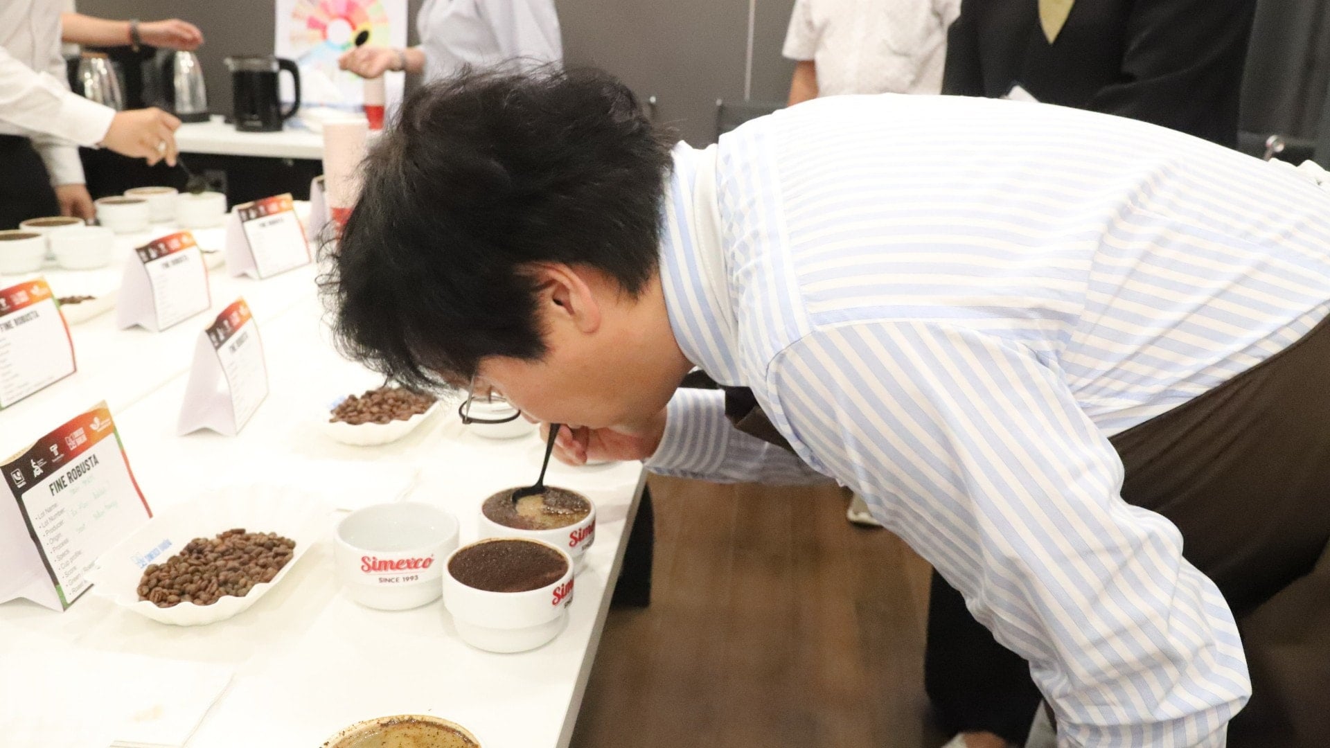 Bapak Ahn Myung-kyu, Ketua Coffee Myungga, menikmati kopi Robusta khas Vietnam. ndo_bl_img-9228-5435.jpg